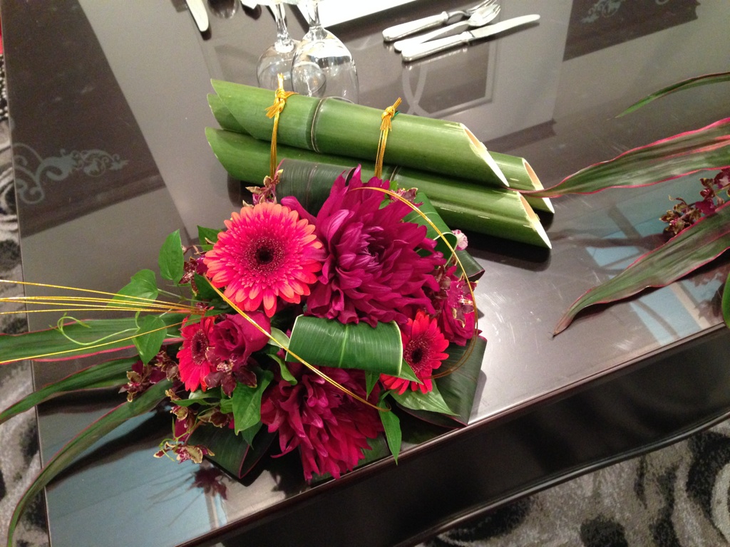大きなダリアと竹 水引を使った和の雰囲気の装花 ブライダルyasunaga やすなが 大阪 大阪の結婚式情報