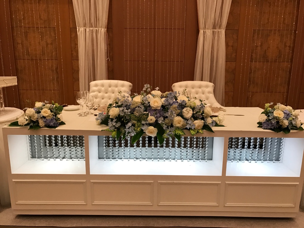 会場装花は爽やかなブルーを基調にご用意されておりました O 大阪の結婚式情報 会場装花は爽やかなブルーを基調にご用意されておりました O 大阪の結婚式情報